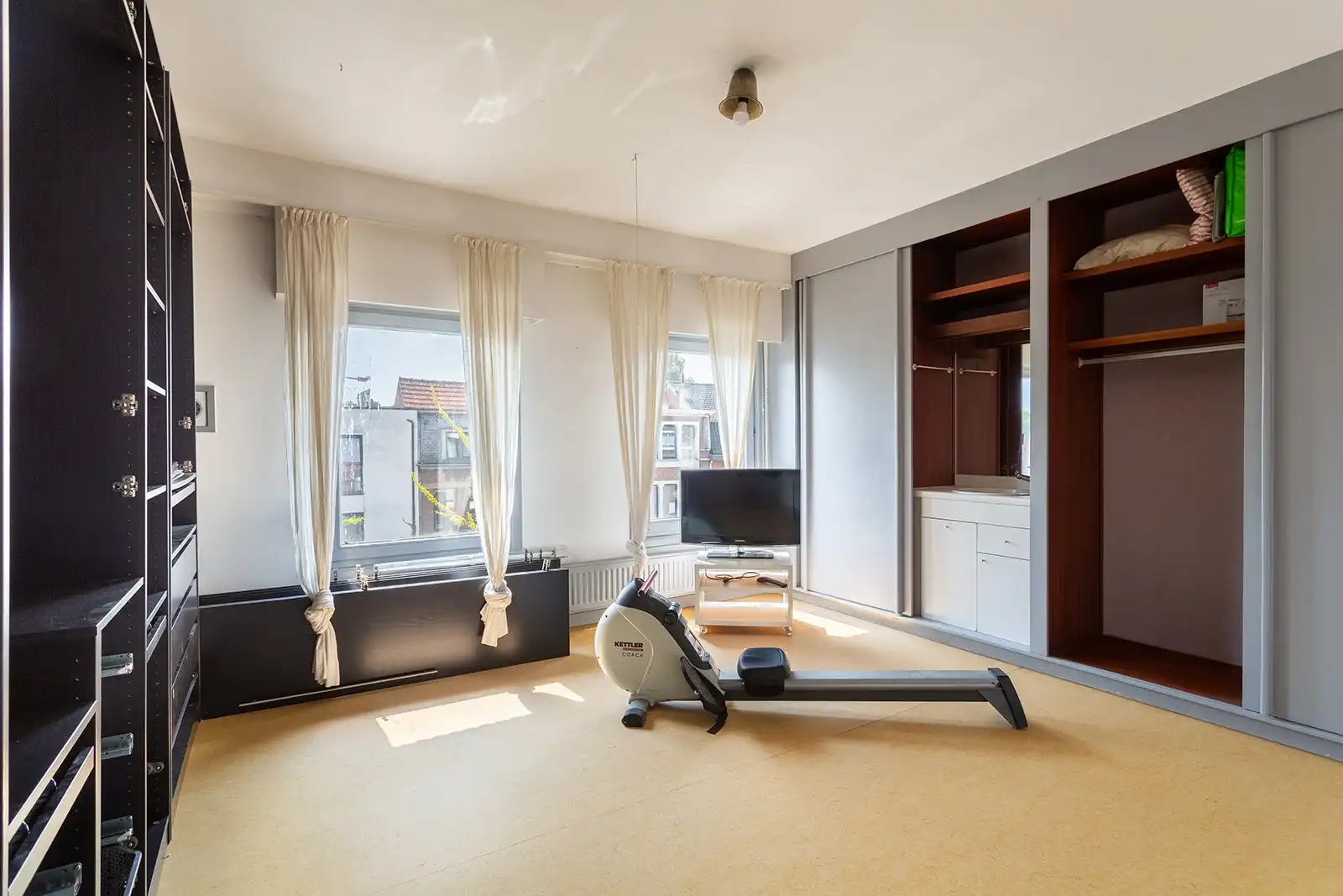 Lichtrijke bel-etagewoning met dubbele garage en ruime tuin foto 27