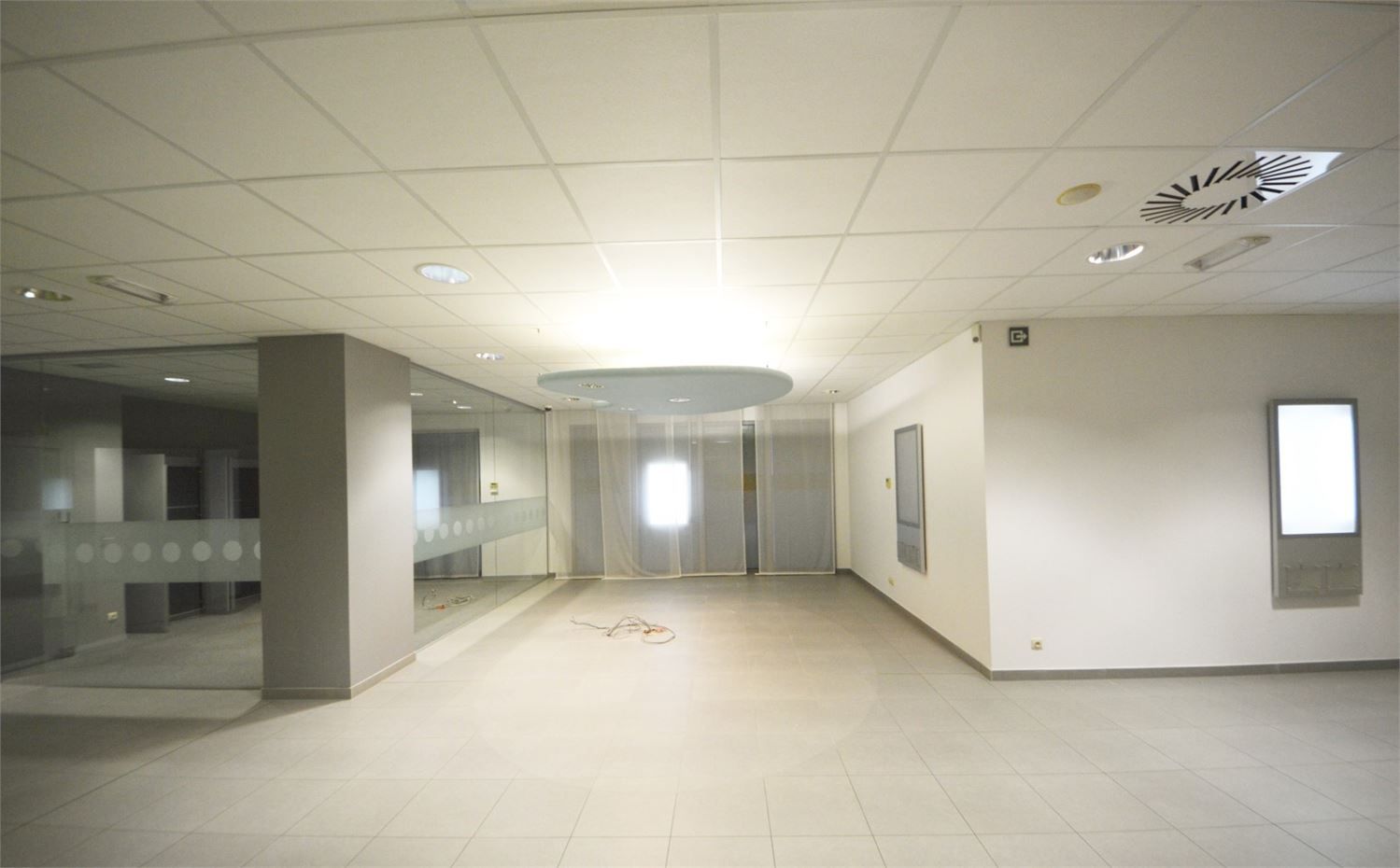 MODERN COMMERCIEEL PAND INCL. 4 PRIVE PARKINGS foto 5