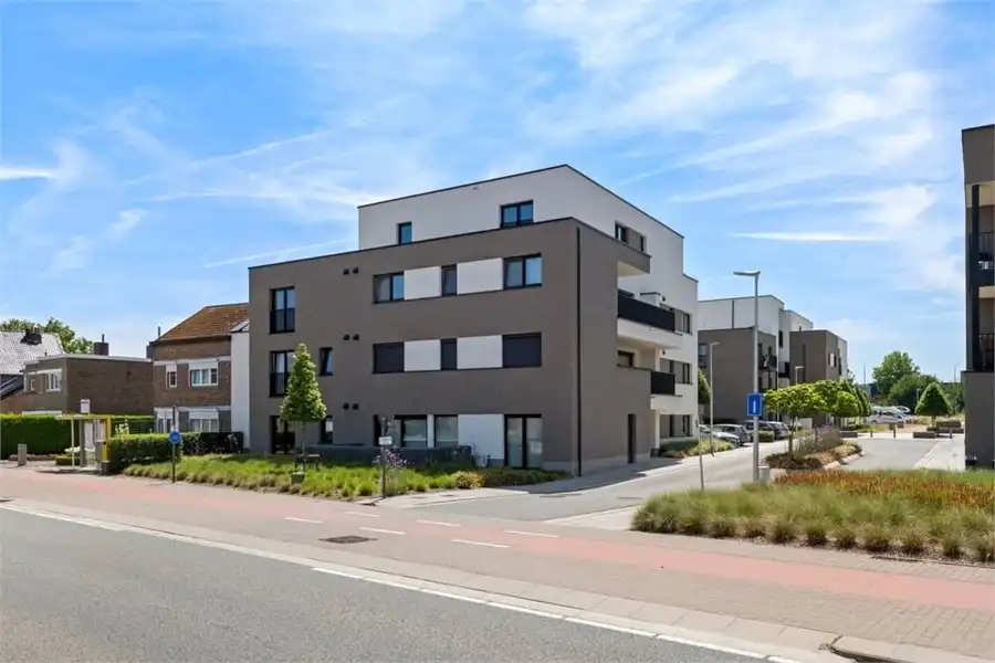 CENTRAAL GELEGEN APPARTEMENT MET RUIM TERRAS EN GARAGEBOX IN SINT-TRUIDEN foto {{pictureIndex}}