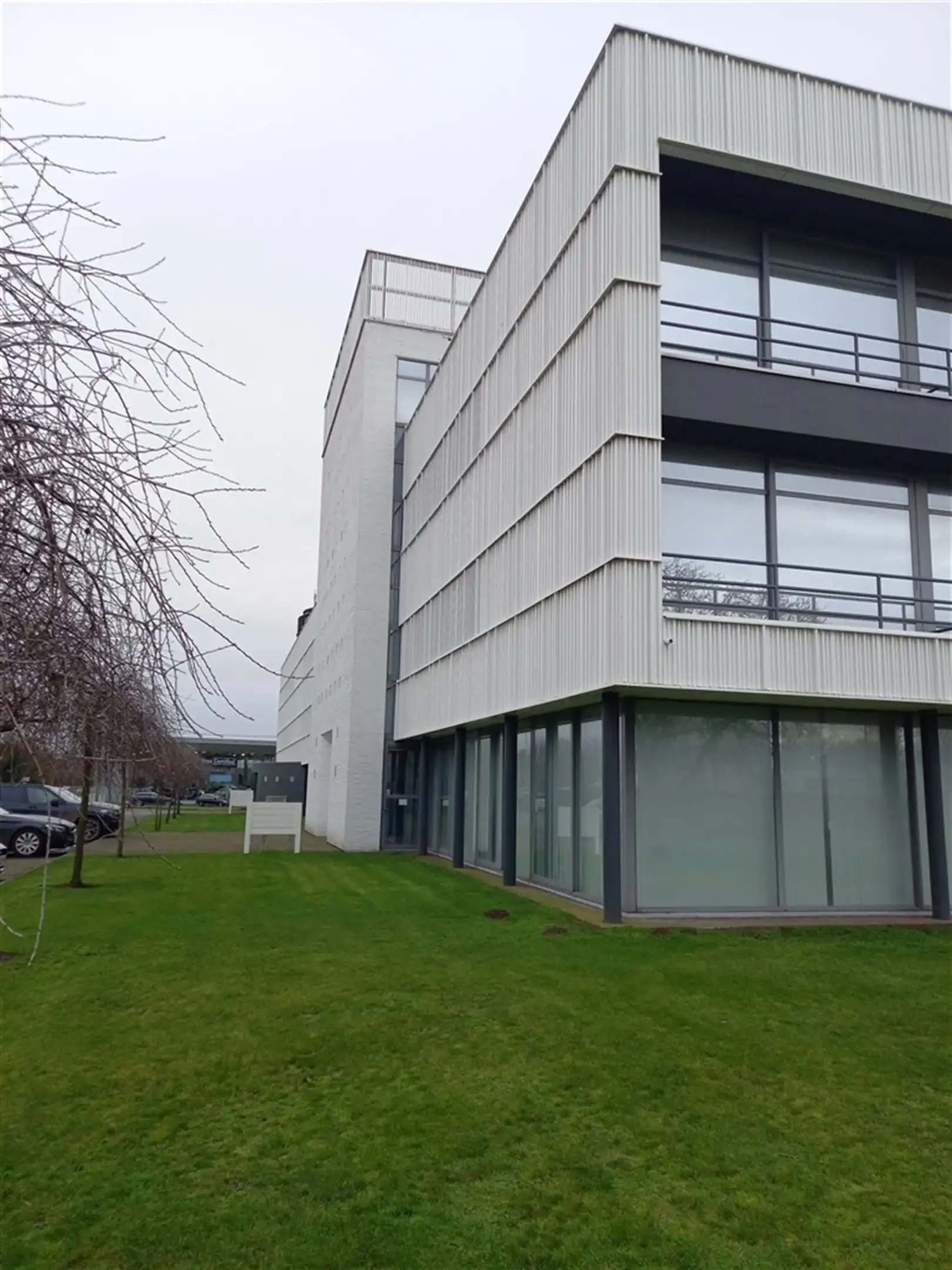 Recent gerenoveerd kantoorgebouw langs E17 vanaf 156m² tot 181m² foto 11