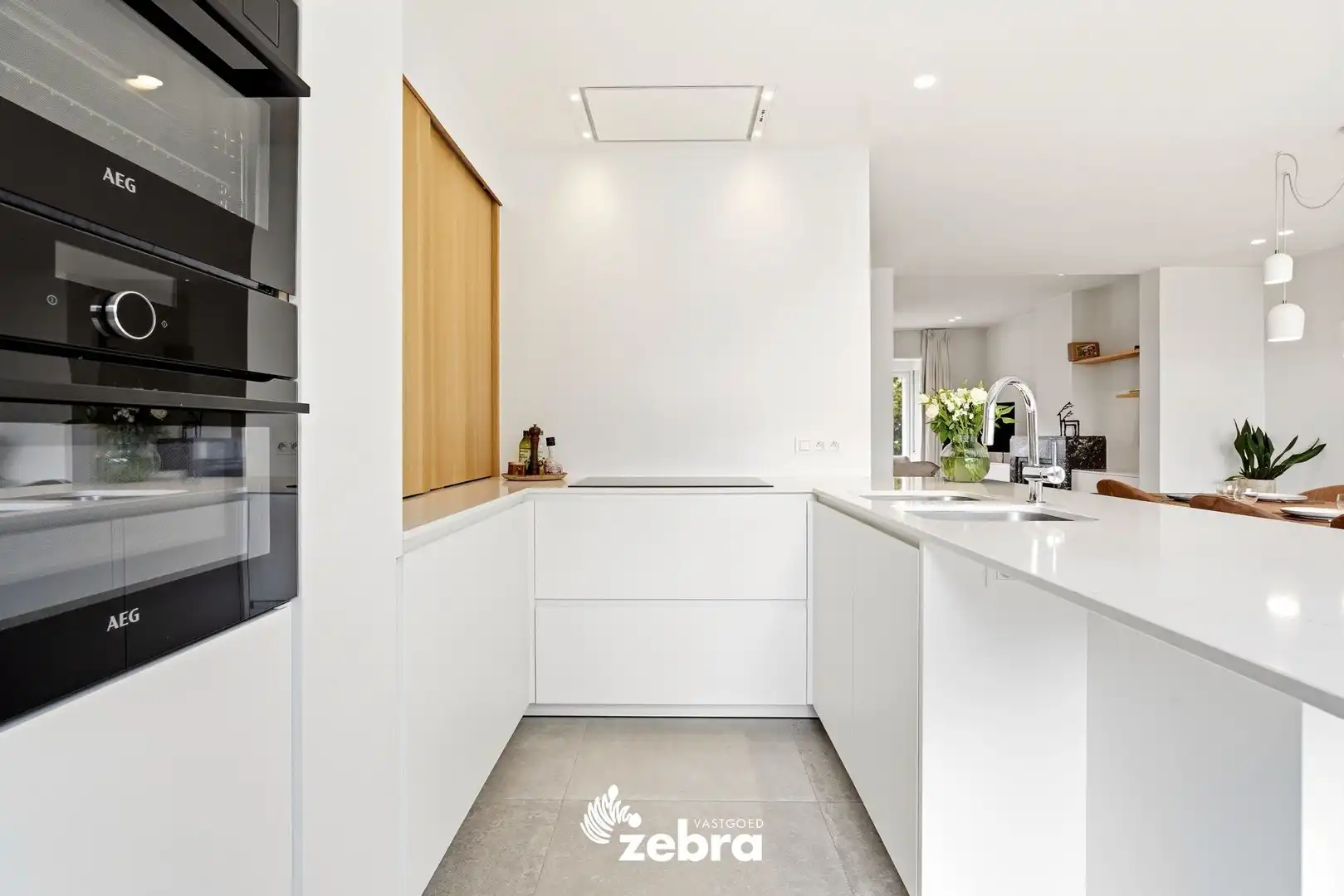 Kwalitatief gerenoveerde herenwoning met garage te Sint-Elisabeth Kortrijk! foto 10