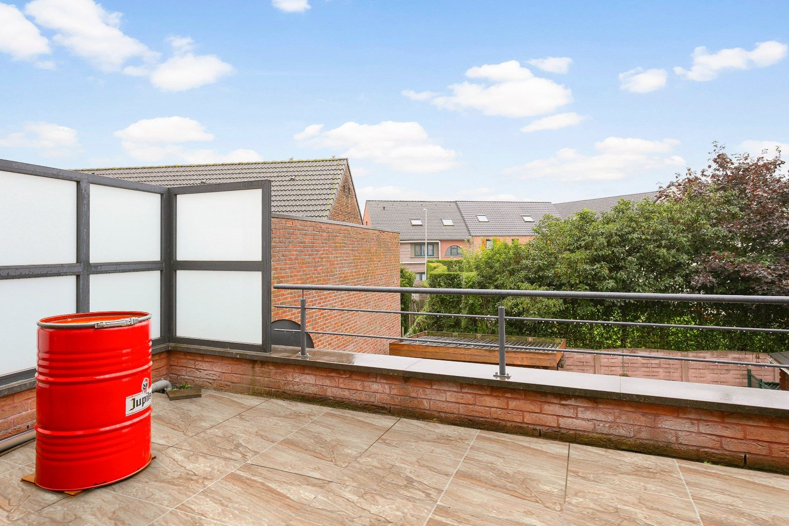 Comfortabel appartement voorzien van 3 slaapkamers, een fraai terras en een autostandplaats gelegen in het centrum van Kinrooi!  foto 10