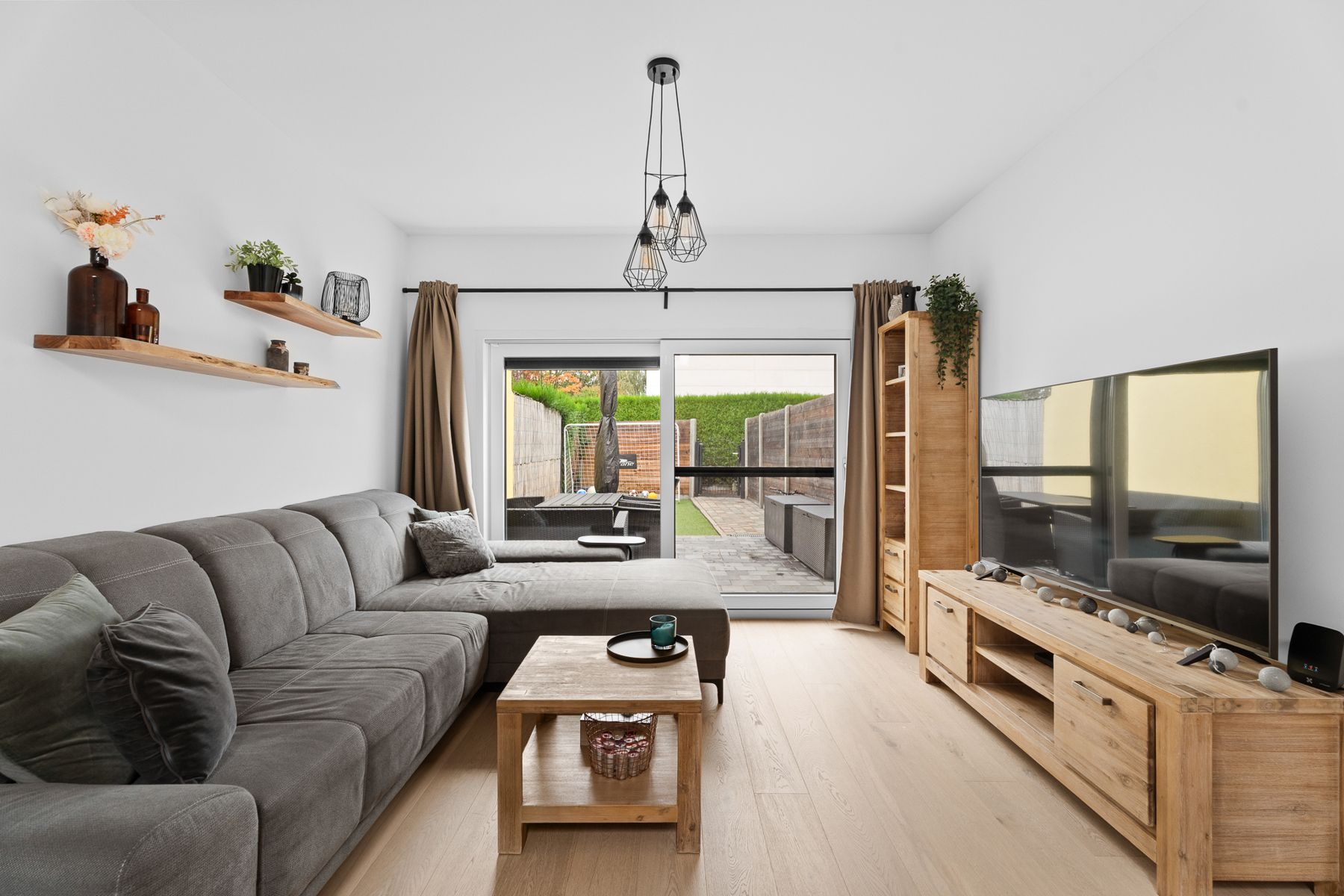 Hoogwaardig gerenoveerde woning met doordacht wooncomfort! foto {{pictureIndex}}
