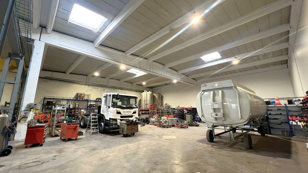 Magazijn met rolbrug en kantoren nabij N47 in Zele foto 16