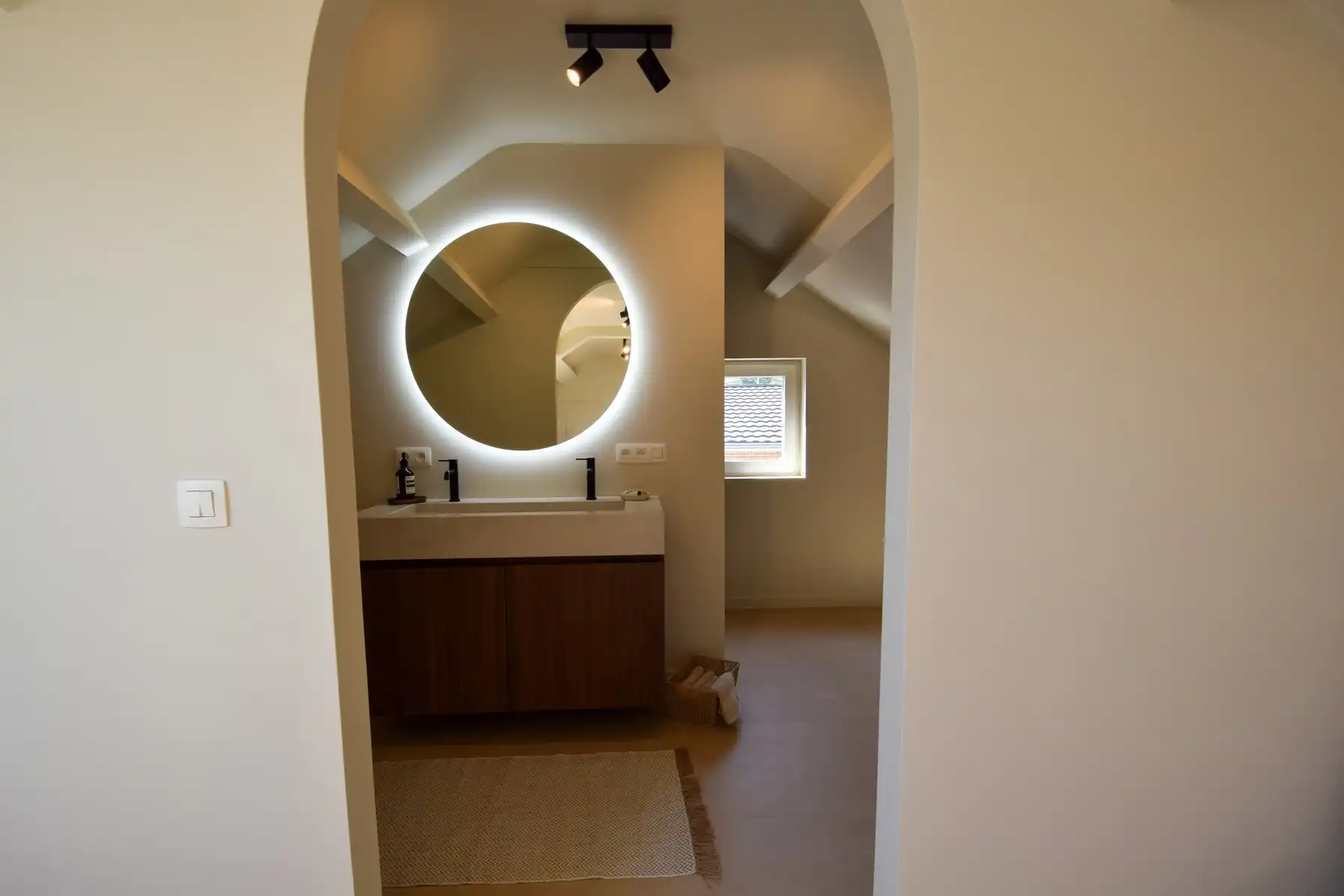 WONING IN DOODLOPENDE STRAAT MET ZICHT OP WEILANDEN foto 23
