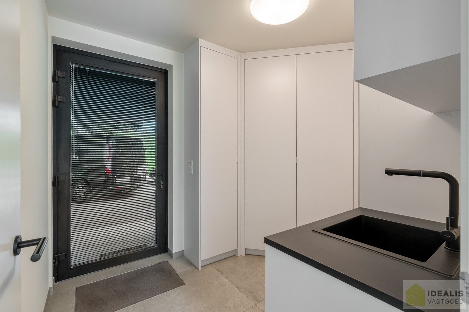 PRACHTIGE, PERFECT ONDERHOUDEN EN MODERN OPGETROKKEN WONING MET EEN HEERLIJK LICHTRIJKE WOONKAMER MET OPEN KEUKEN, 3 SLAAPKAMERS, 2 BADKAMERS VOORZIEN VAN ALLE COMFORT foto 24