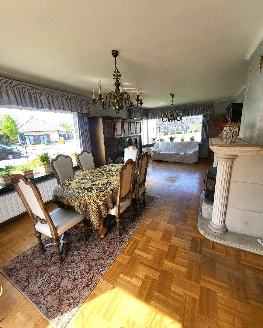 Statig gluurt deze villa naar haar omgeving... foto 9
