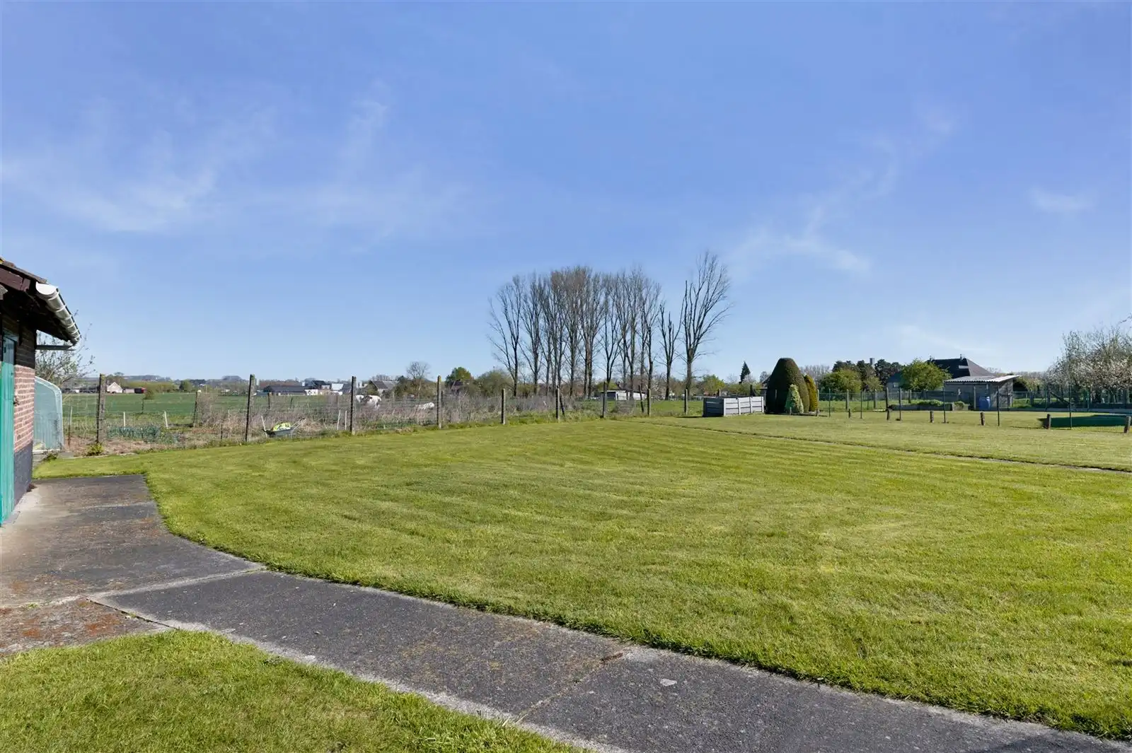 Op te frissen 4 gevelwoning met tuin op 10are92 met prachtig zicht over weilanden foto 4