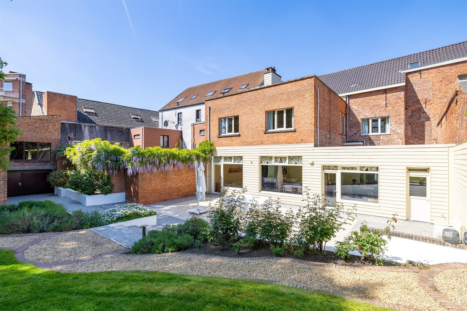 Exclusief herenhuis in neoclassicistische stijl met prachtige tuin foto 31