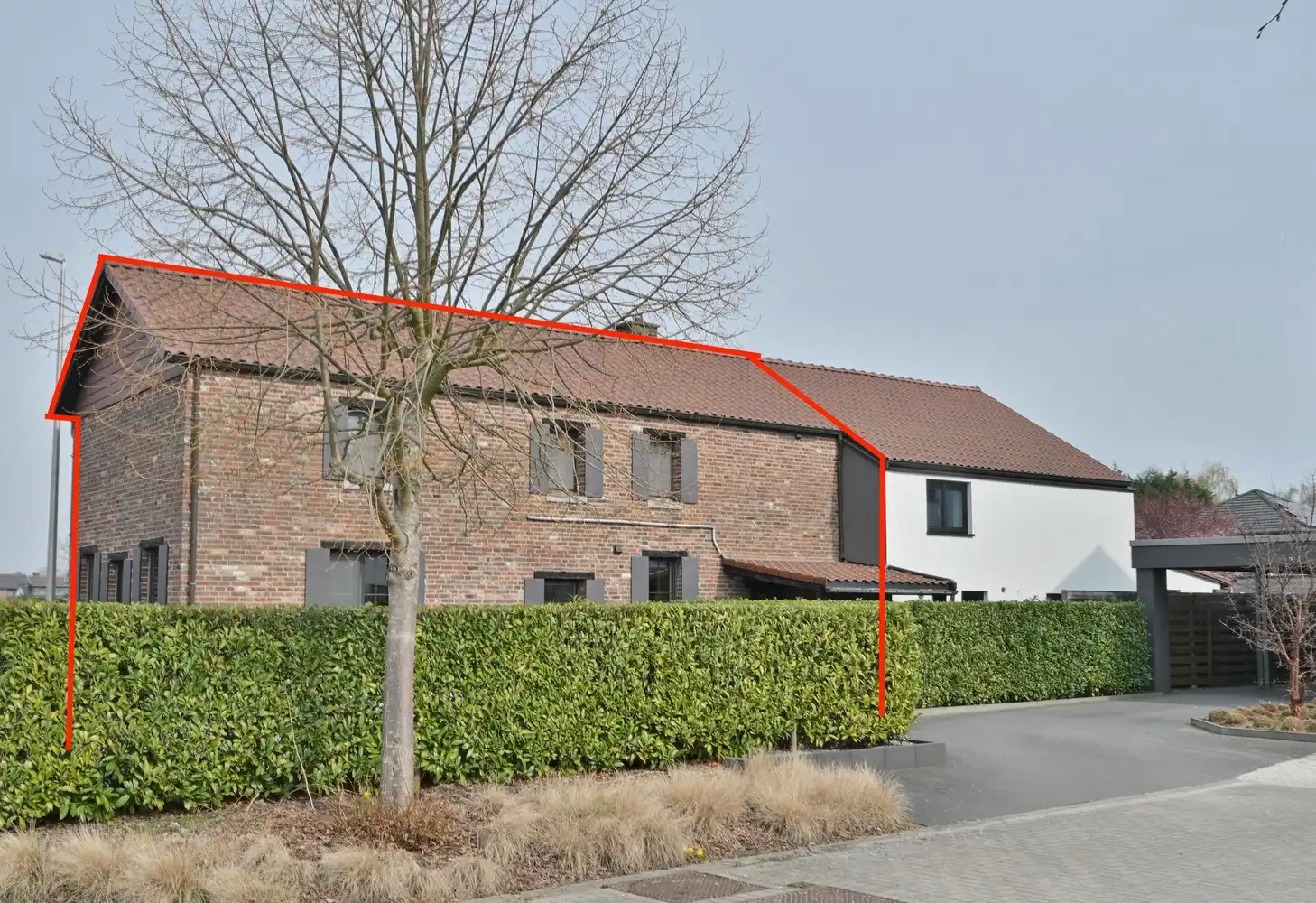 Charmante halfvrijstaande woning in het hart van Neerharen foto {{pictureIndex}}