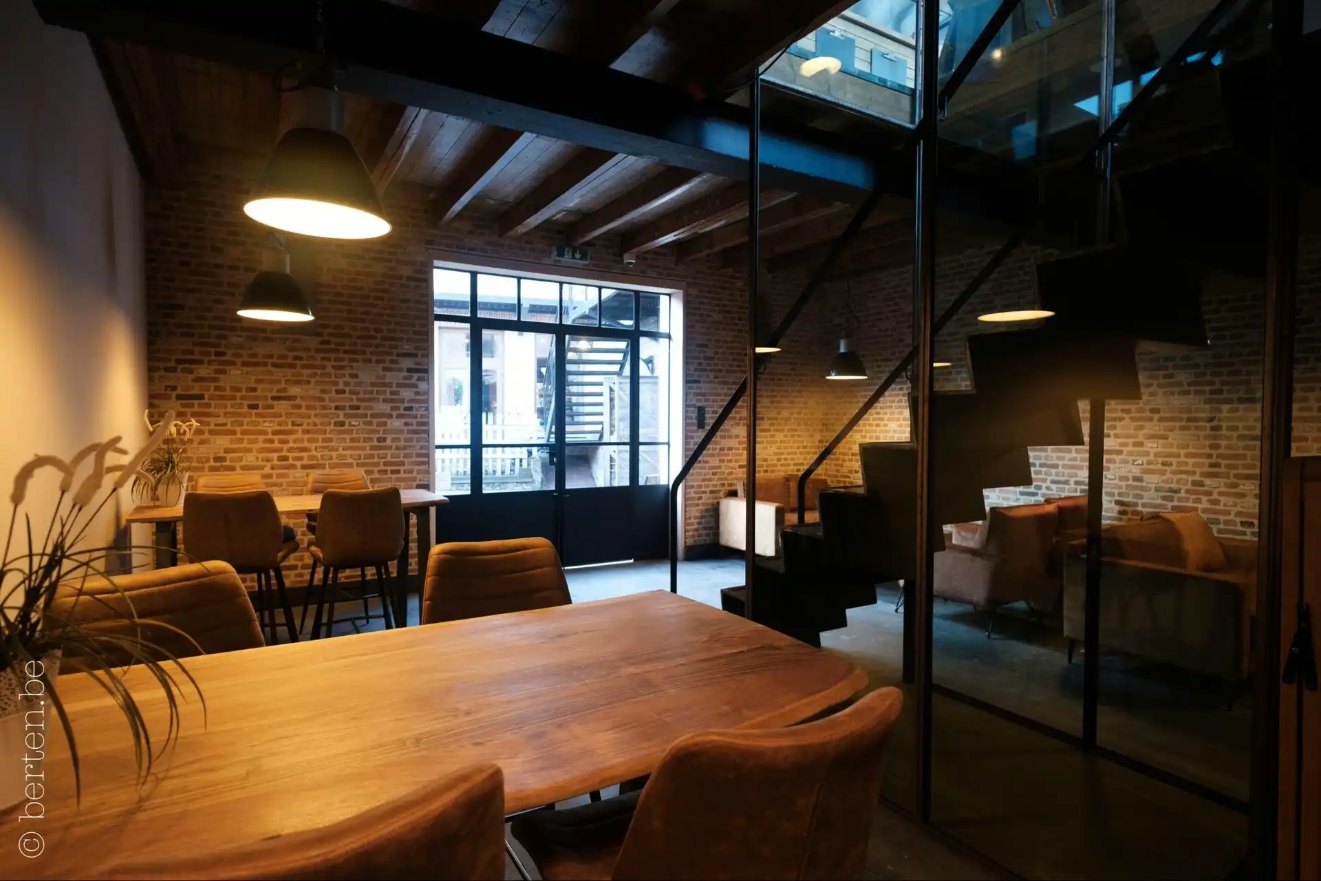 Instapklare handelsruimte van ca. 138 m² met een uitzonderlijk aangelegd terras van ca. 150 m², centraal gelegen in Reet. foto 6