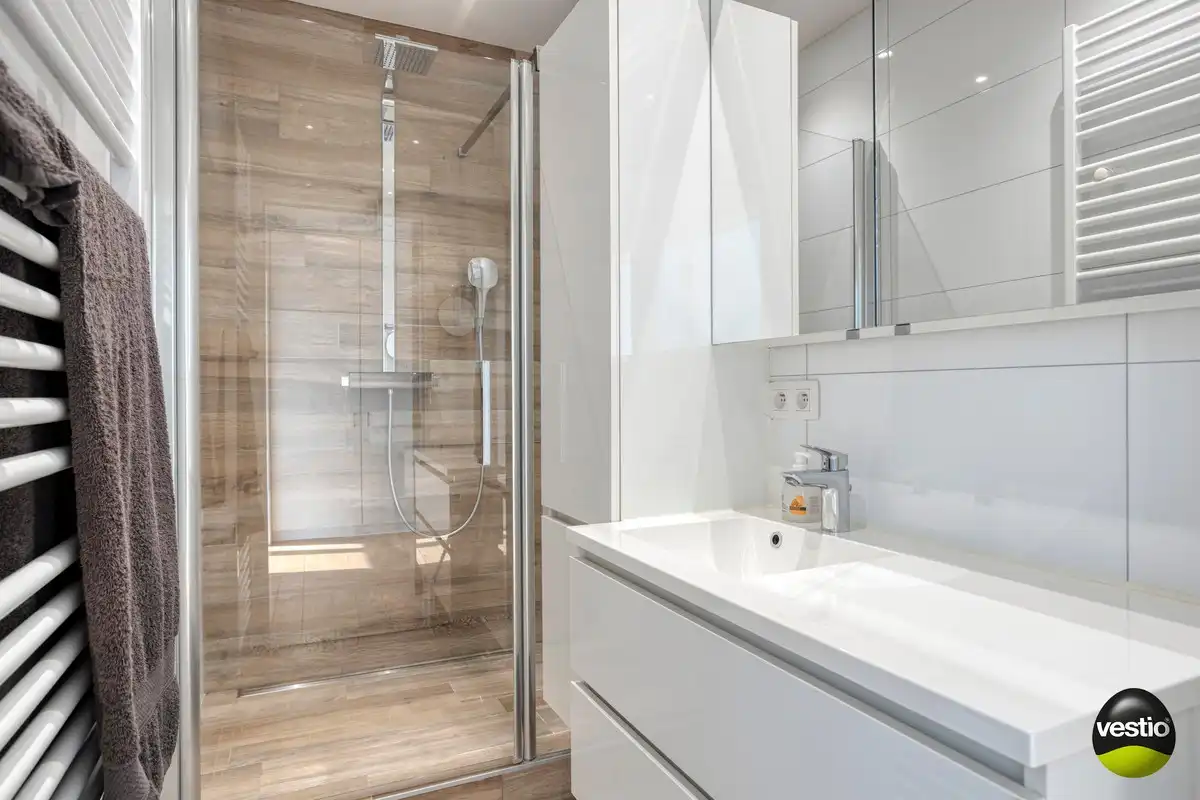 Centraal gelegen gerenoveerd 2-slaapkamerappartement met afsluitbare garagebox. foto 11