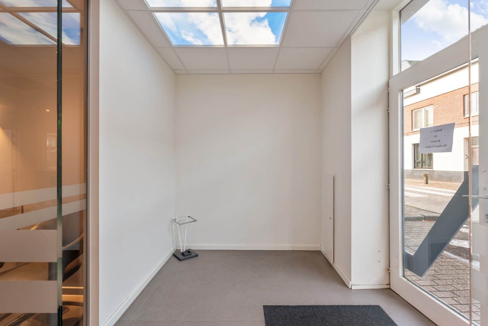 Ruim, zeer energiezuinig kantoor in het centrum van Neeroeteren met diverse mogelijkheden!   foto 4