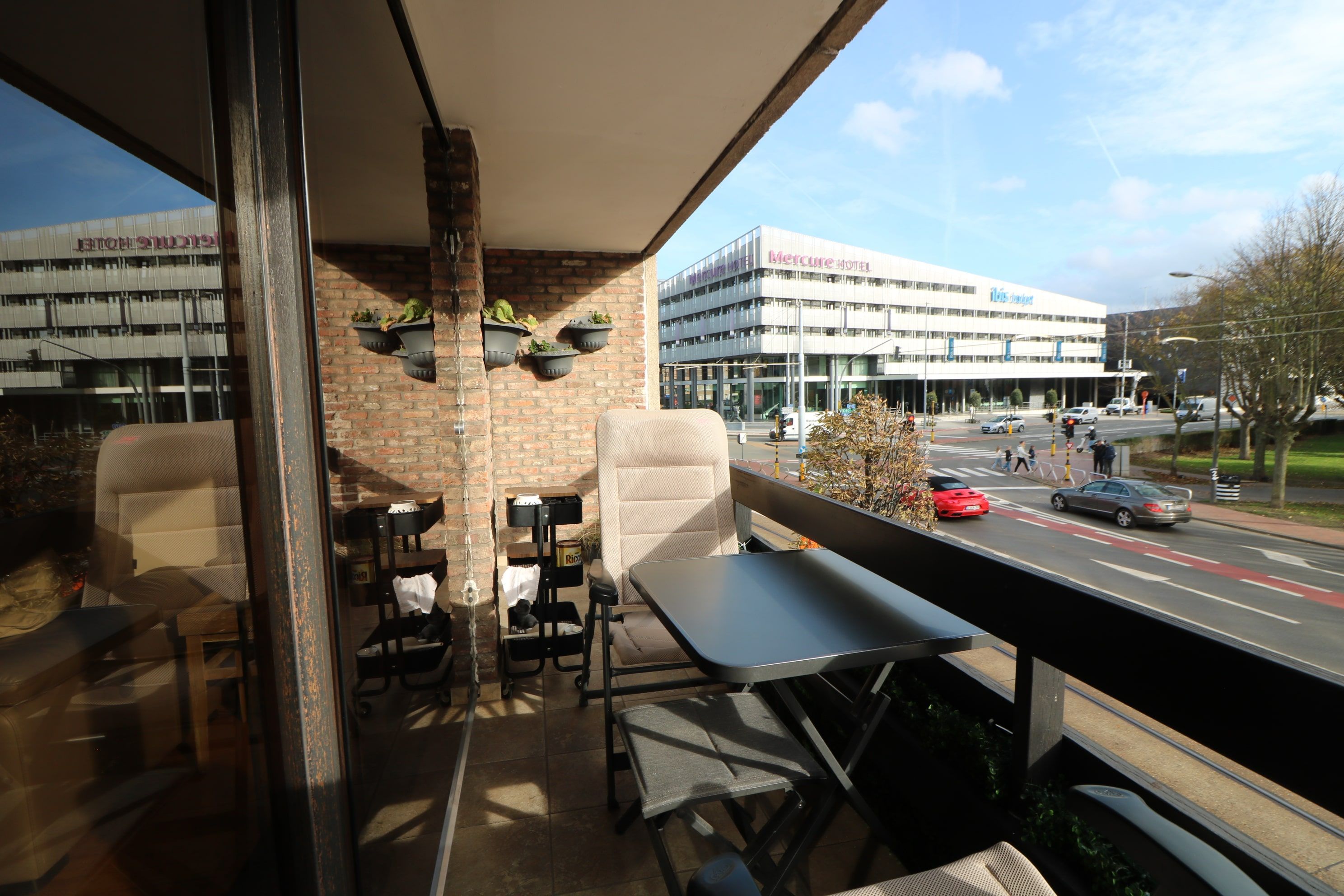 Ruim appartement (97 m²) met 2 grote slaapkamers en twee terrassen, vlakbij station/winkelstraten en met prachtig zicht op het park. foto 13