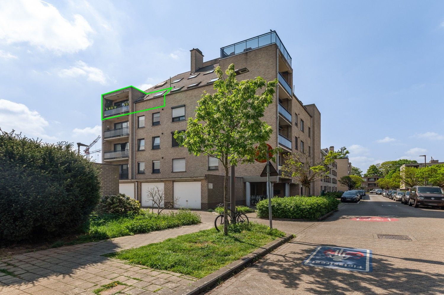 Mooi en ruim appartement op de vierde verdieping met 2 slaapkamers en terras te Deurne-Zuid! foto {{pictureIndex}}