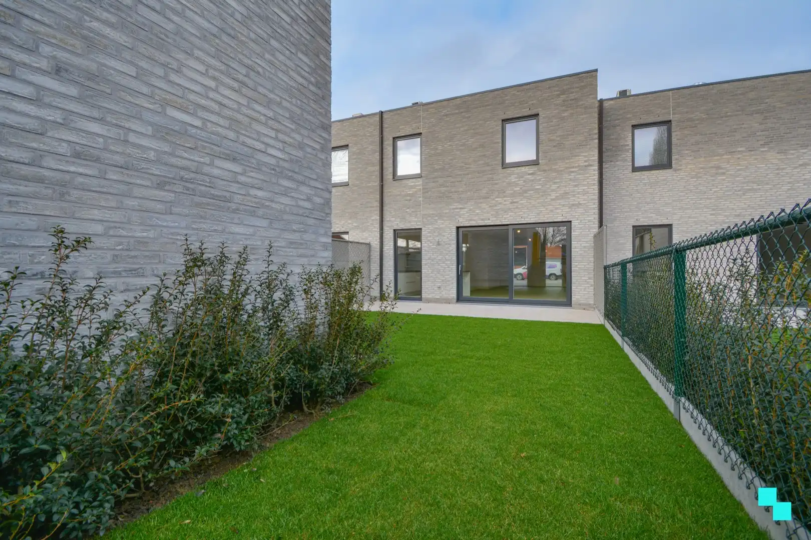 Volledig afgewerkte nieuwbouwwoning met carport te Sleihage foto {{pictureIndex}}