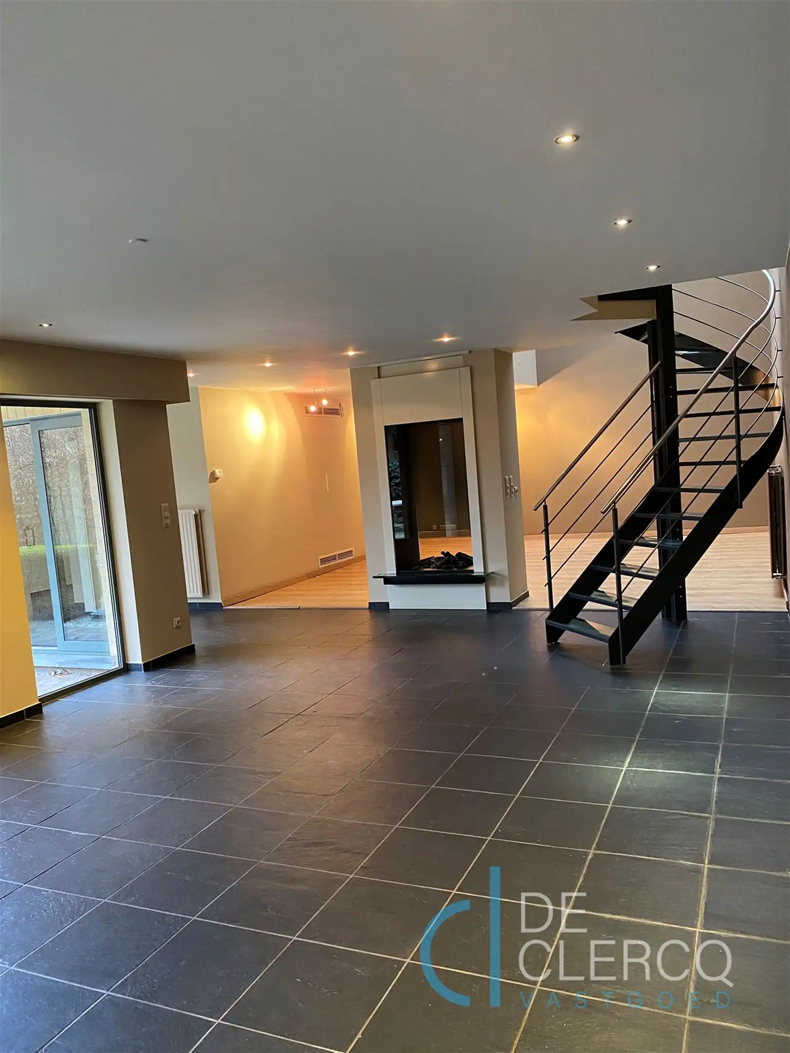 Karaktervolle woning verscholen in een rustige omgeving langs de Antwerpsesteenweg te Oostakker!  foto 4