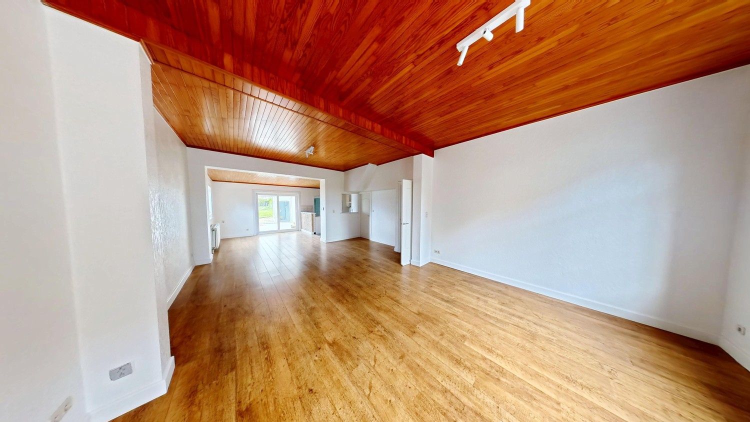 Ruime woning met mooie tuin te huur! foto 3