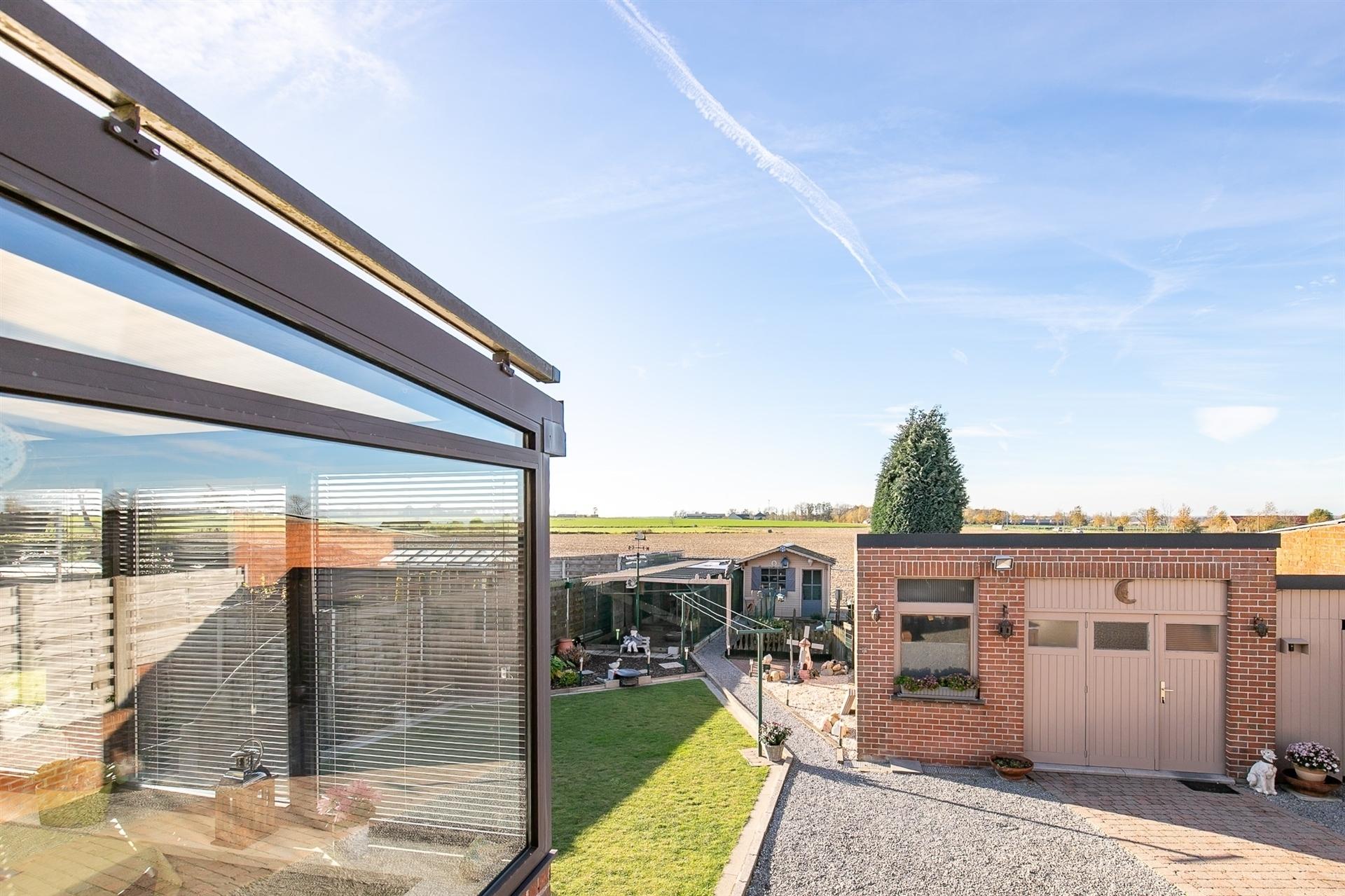 Instapklare open bebouwing met 3 slaapkamers, 2 garages en zicht op de velden! foto 14