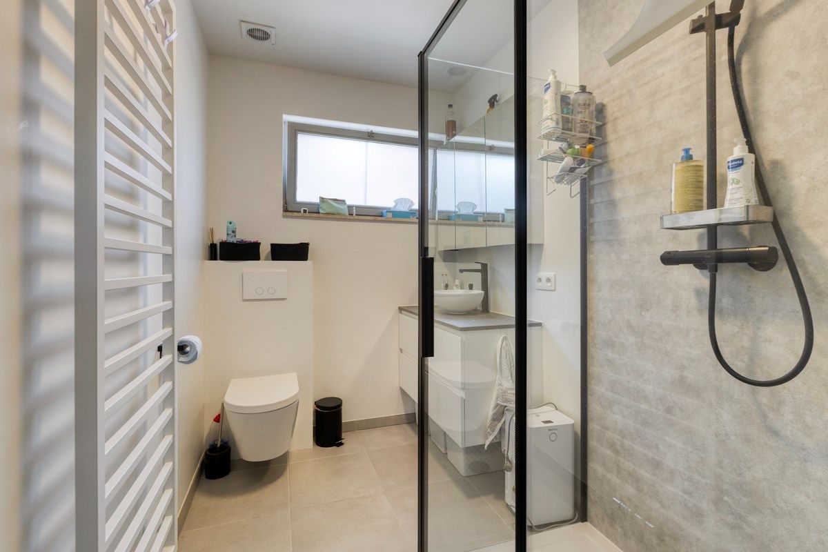 Rustig gelegen gelijkvloers woning met 2 slpks en ruime zolder. foto 13