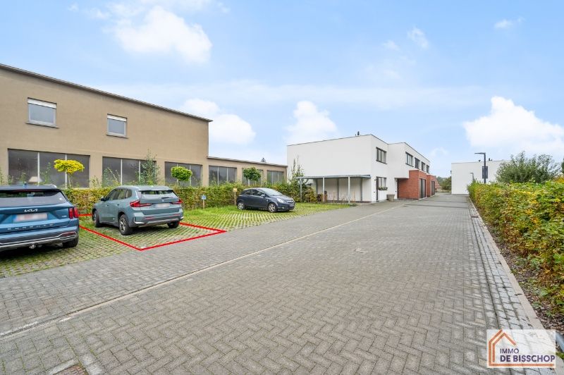 Recente, instapklare woning met groot terras en garage foto 13