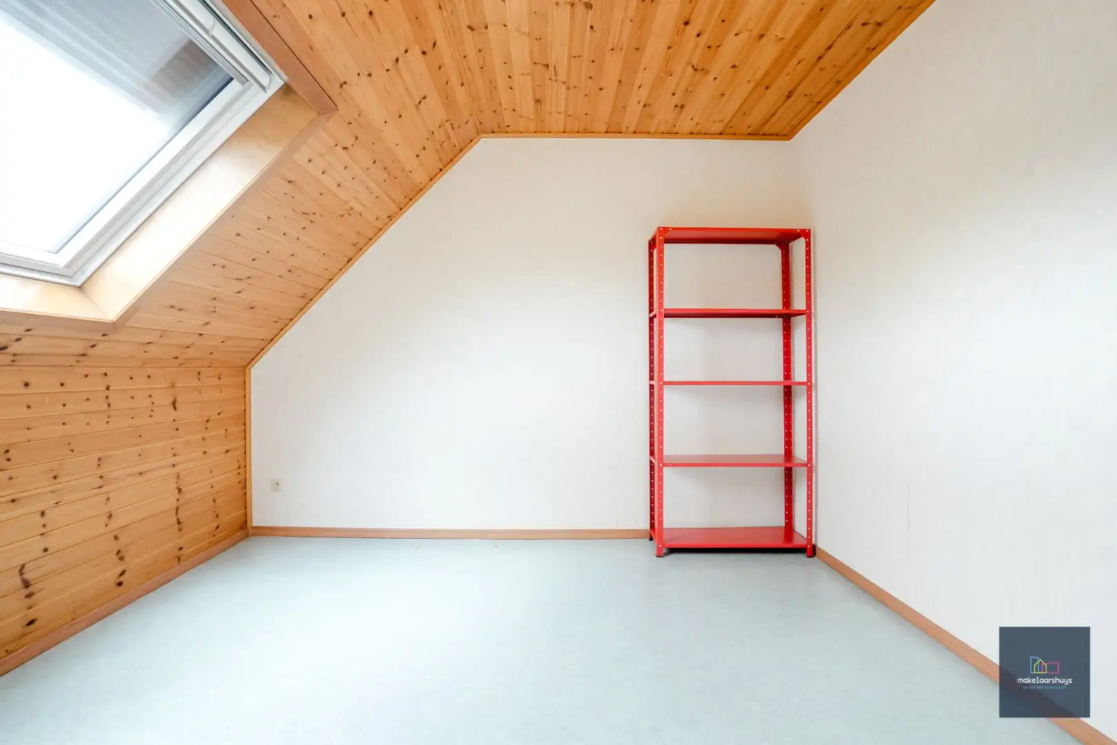 Verzorgde woning in rij met tuin en dubbele garage foto 12
