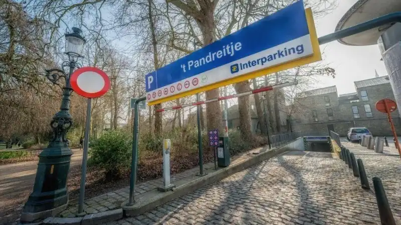 Comfortabele en lichtrijke 2-slaapkamerwoonst met TERRAS te huur in Brugge foto 17