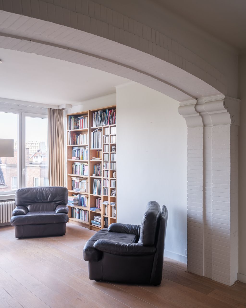 Lichtrijk appartement met 2 volwaardige slaapkamers, inpandig terras en gemeenschappelijke tuin, in een residentiële straat nabij het station Gent-Sint-Pieters. foto 3
