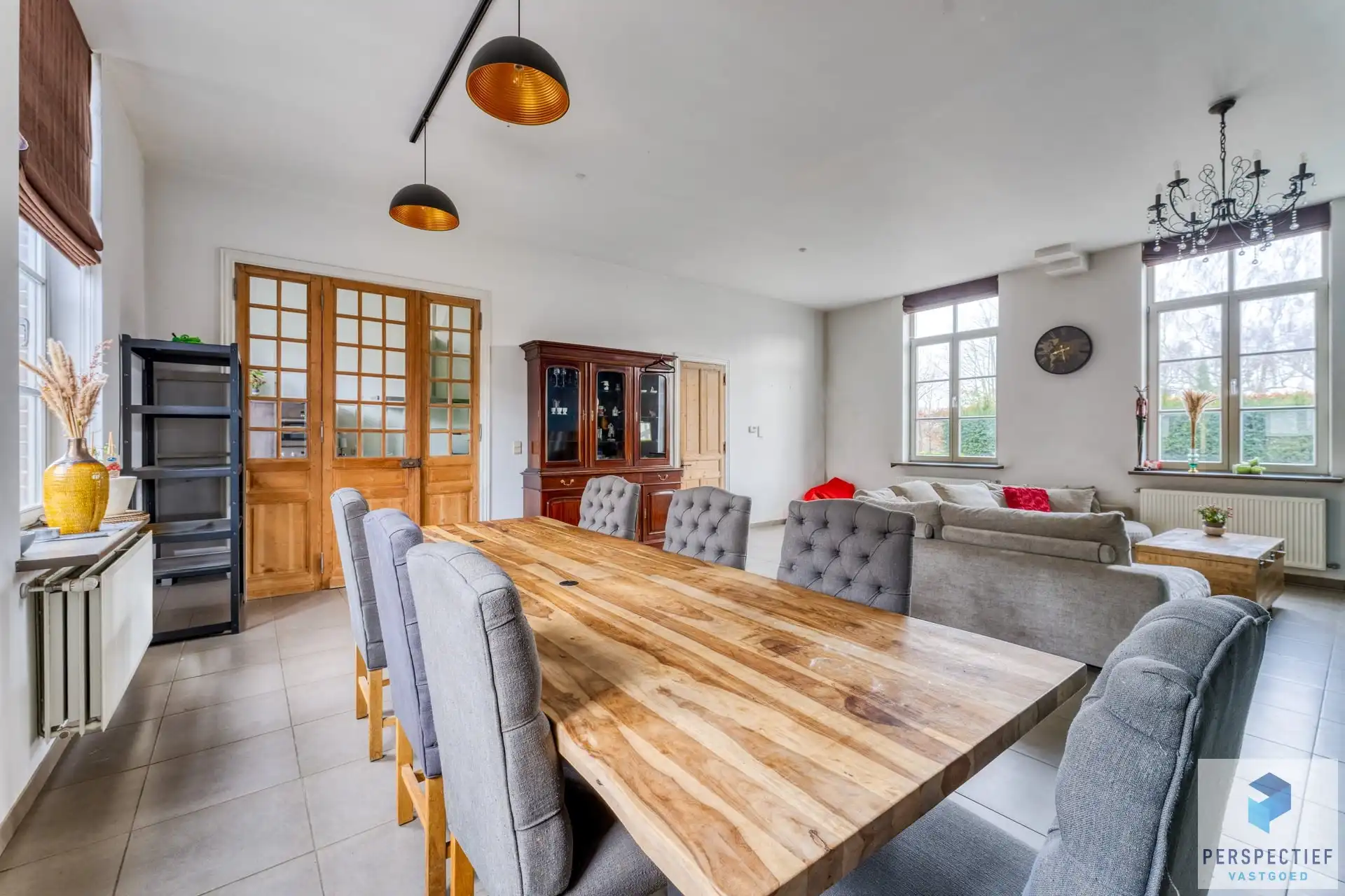 Ruime gerenoveerde woning met tuin & 2 privatieve autostaanplaatsen foto {{pictureIndex}}