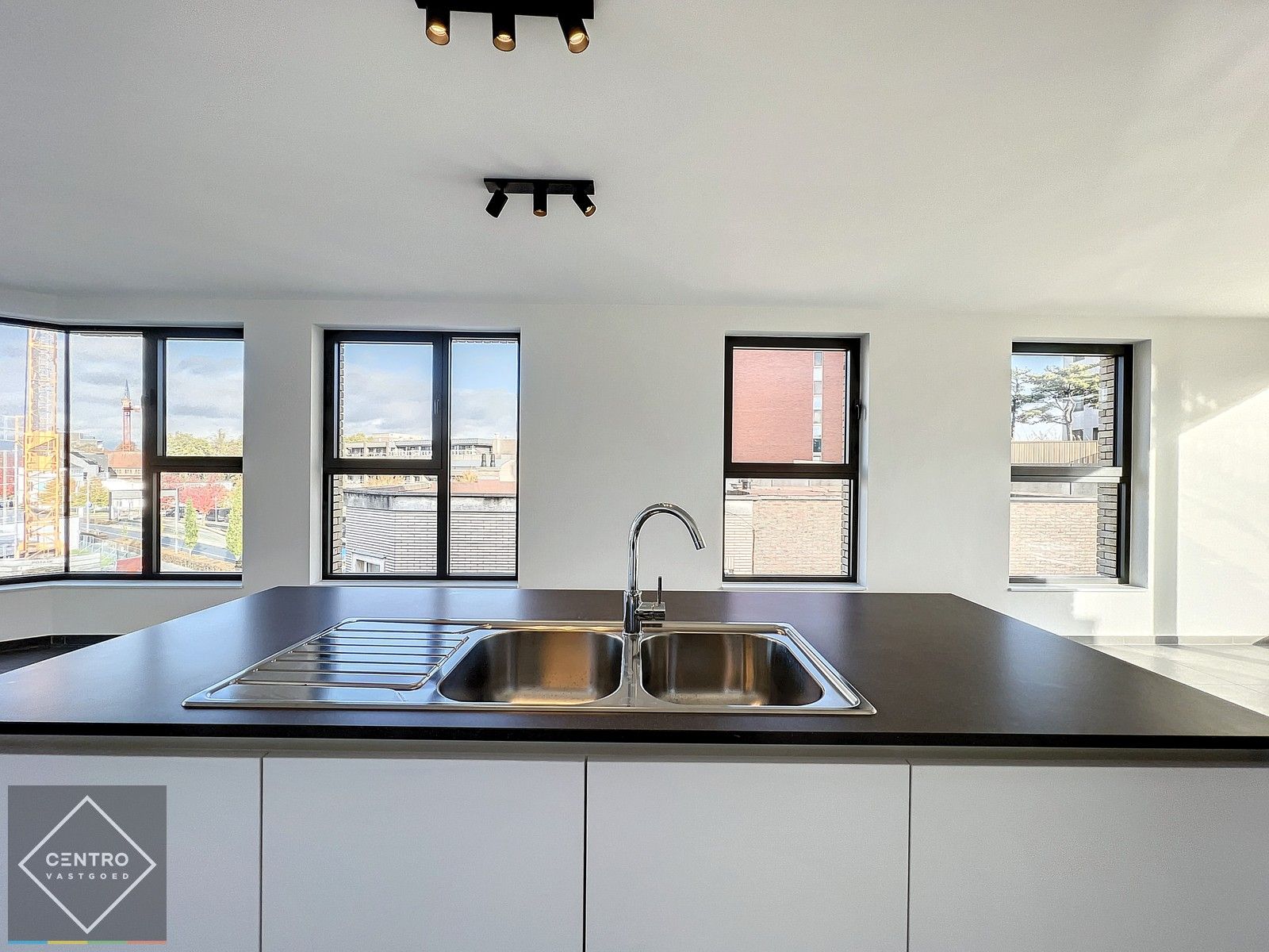 NB-appartement (103m²) met RUIM zonneterras (26m²) pal in het CENTRUM van Kortrijk ! Aankoop aan 6% BTW mogelijk! foto 11