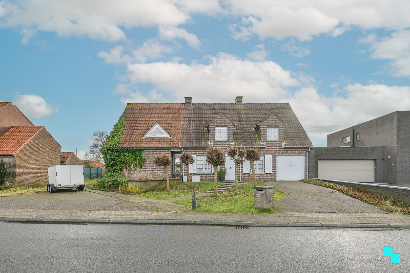 Uitzonderlijke eigendom bestaande uit een gezinswoning & afzonderlijk (kantoor)gebouw te Izegem foto {{pictureIndex}}