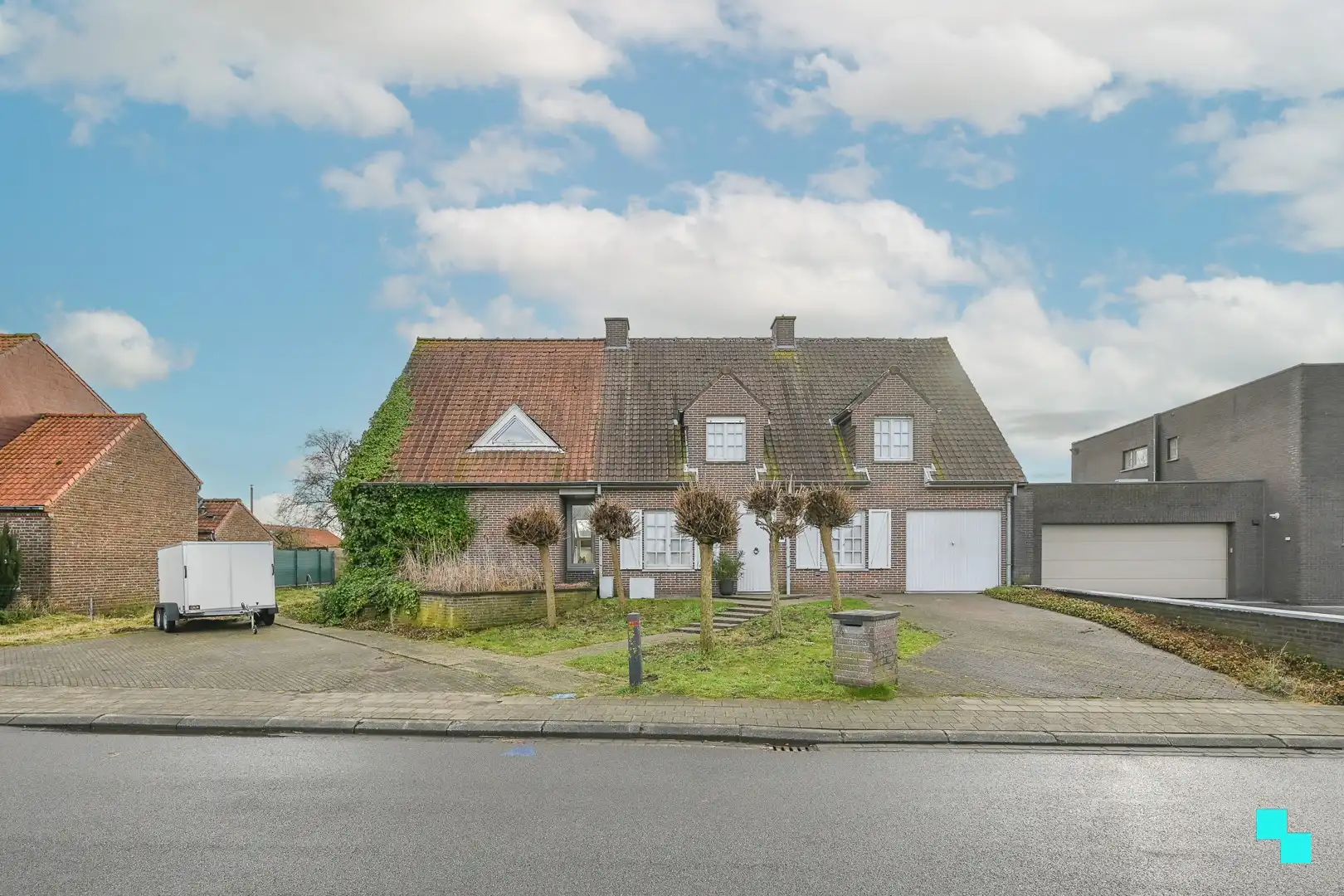 Uitzonderlijke eigendom bestaande uit een gezinswoning & afzonderlijk (kantoor)gebouw te Izegem foto {{pictureIndex}}