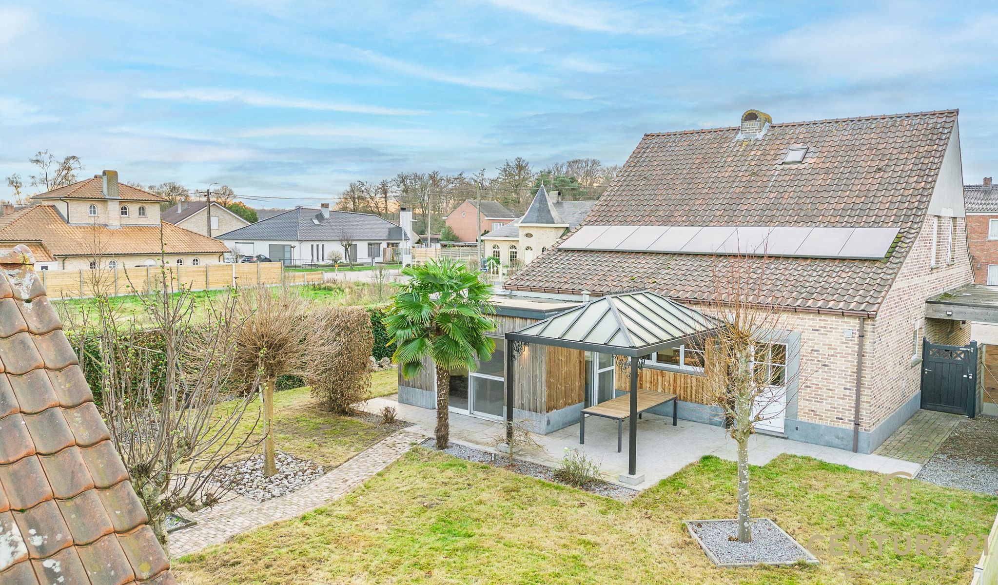 Stijlvolle vrijstaande woning met zwembad, poolhouse en tuin foto 28