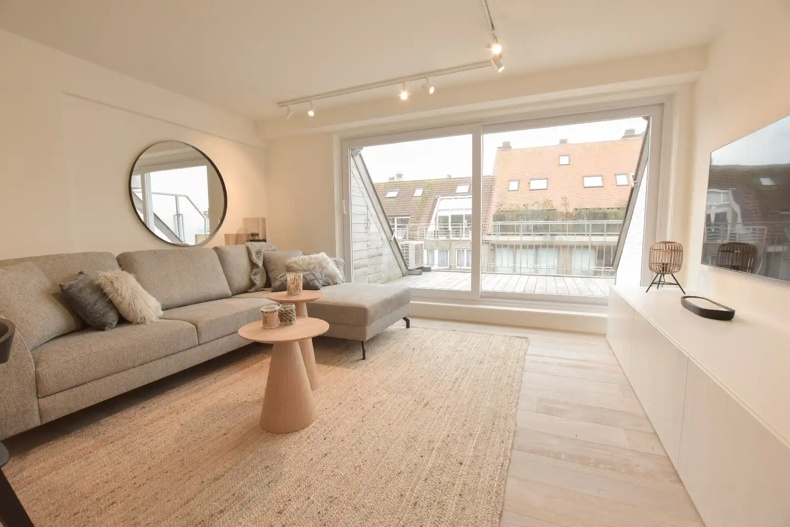 Prachtig gerenoveerd duplex appartement met 3 slaapkamers gelegen vlakbij het strand en het bruisende centrum foto 2