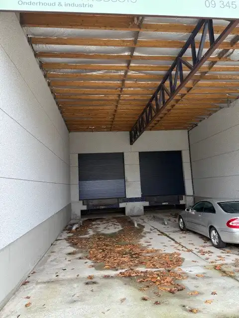 RUIM, INSTAPKLAAR MAGAZIJN MET MODERNE KANTOORRUIMTE TE HUUR IN ZELE foto 3