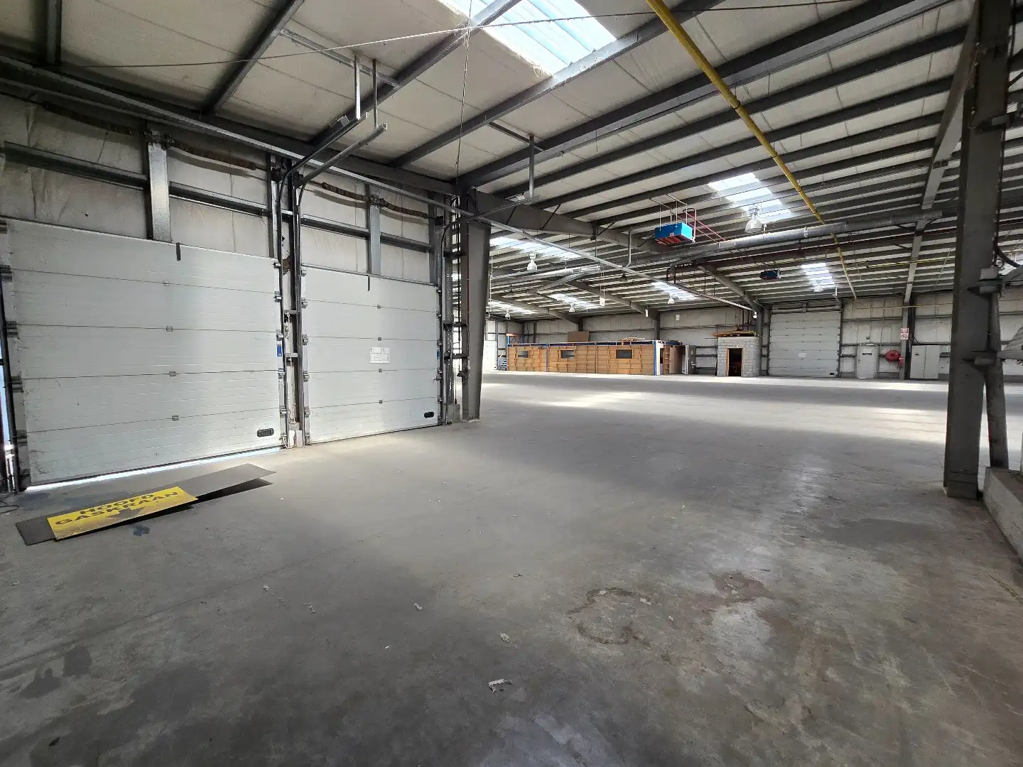 Ruime magazijn-/bedrijfsruimte van ca. 1.200 m² met 5 sectionaalpoorten en 3 laadkades op goed bereikbaar industrieterrein foto 4