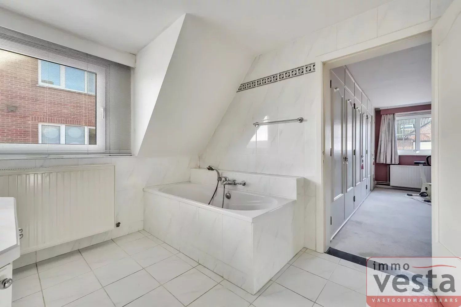 Ruime, statige villa met praktijkruimte foto 10