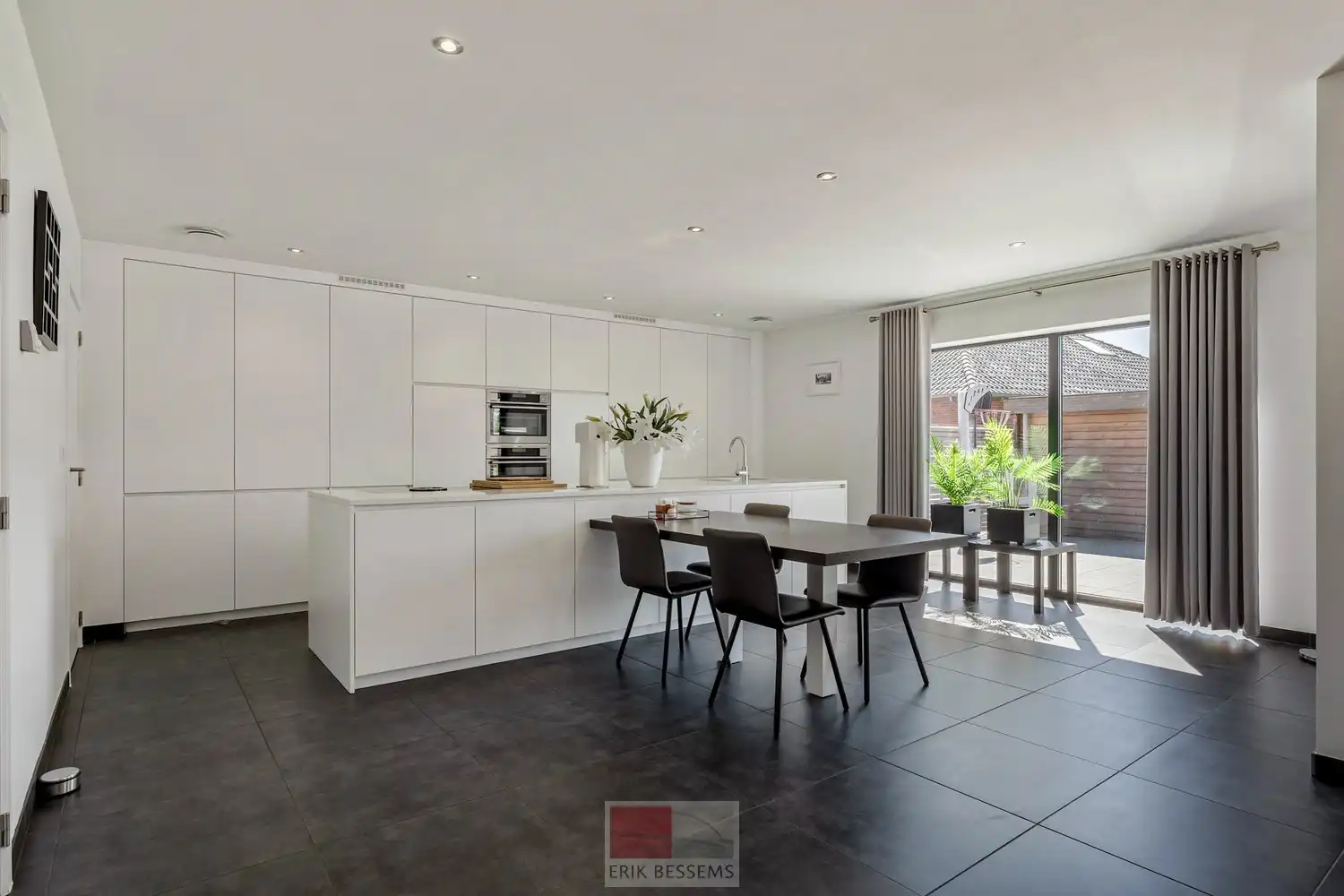Deze moderne halfopen woning, gebouwd in 2016, biedt een bewoonbare oppervlakte van maar liefst 232 m² op een perceel van 377 m² en maar liefst 5 slaapkamers waarvan er eentje in gebruik is als bureau. foto 5