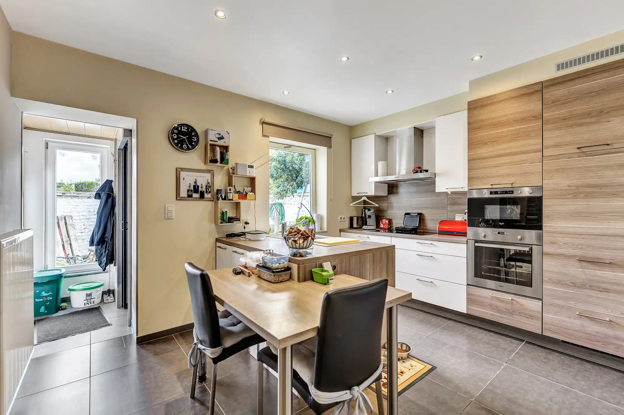 Instapklare woning met ruime garage/opslagplaats foto 6