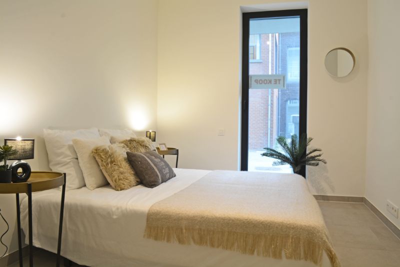 Te koop instapklaar 2 slpk  appartement met terras in centrum Roeselare. foto 9