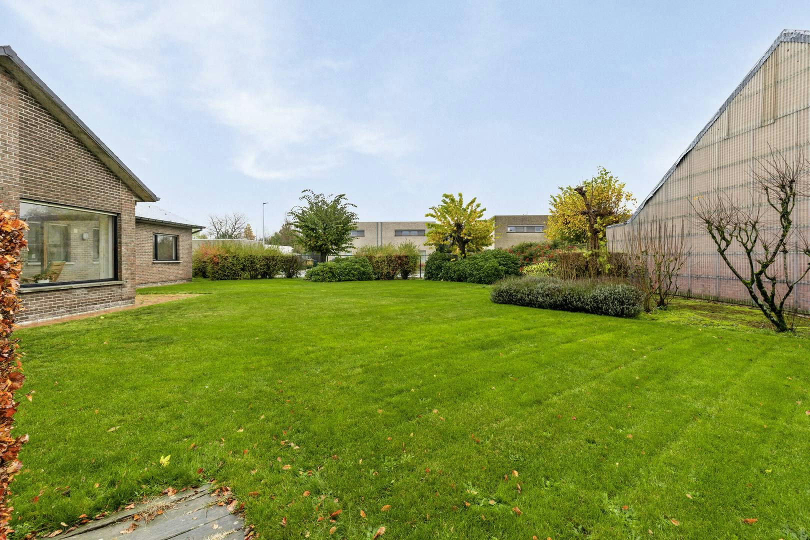 Bouwperceel voor halfopen huis van ca. 355m² te Waregem foto {{pictureIndex}}