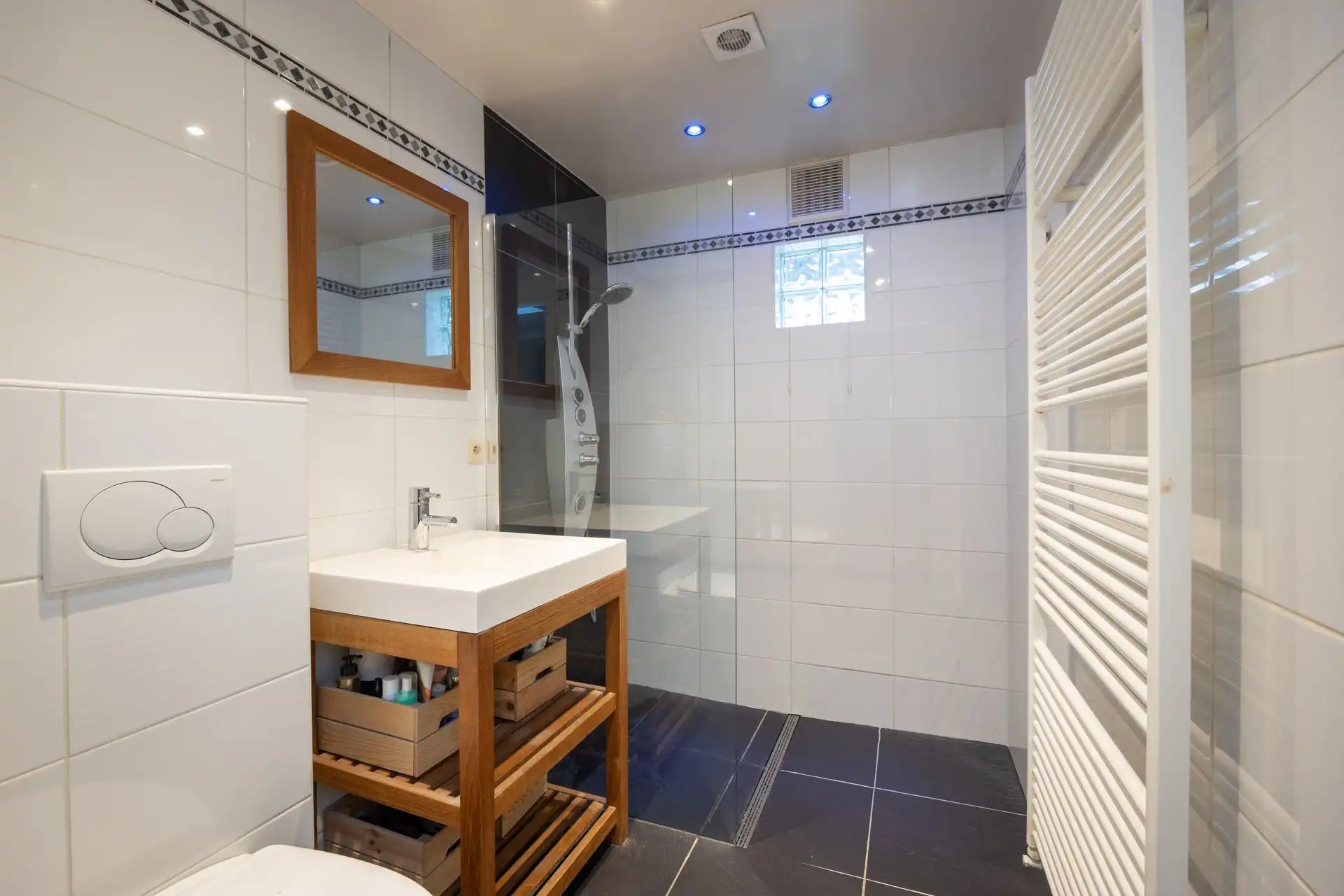 Instapklare eengezinswoning in de gegeerde Koornbloemwijk! foto 11