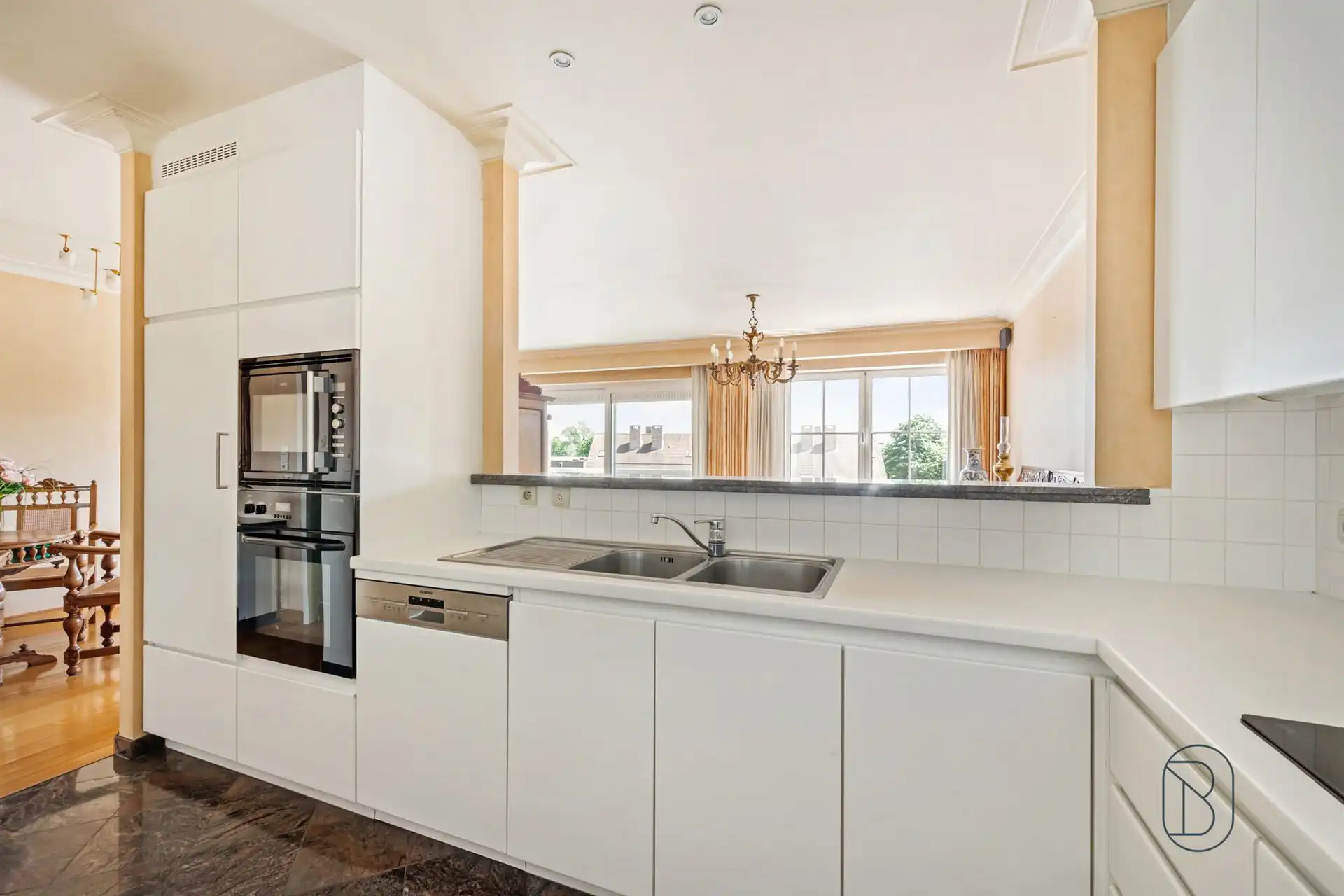 Lichtrijk appartement met 2 SLK en terras op een topligging foto 9