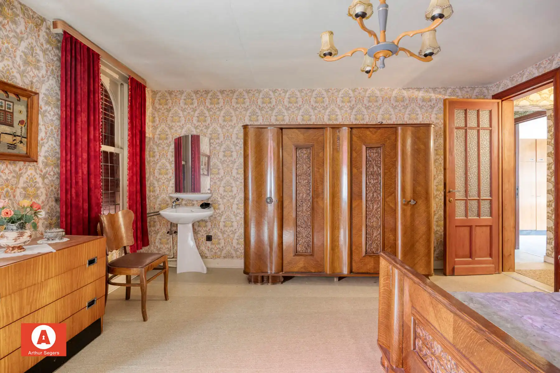 Ruime te renoveren woning met 4 slaapkamers foto 14
