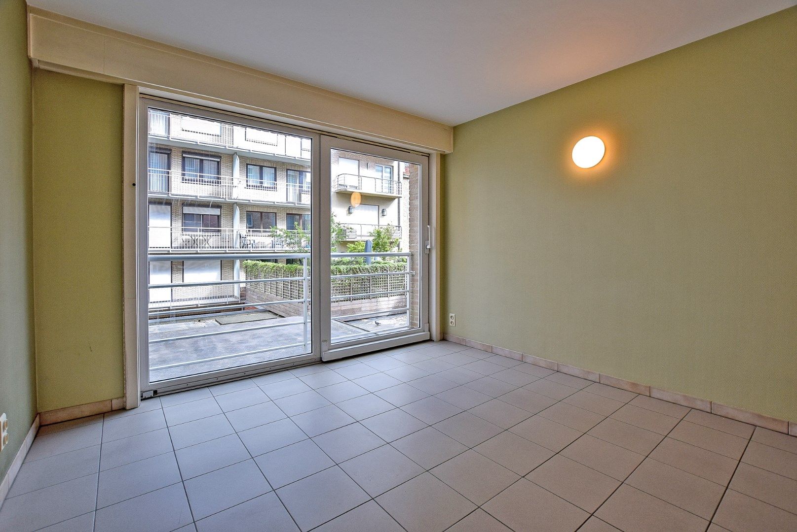 Goed gelegen 2-slaapkamerappartement te Oostduinkerke-Bad vlakbij de winkelstraat en het strand.  foto 14