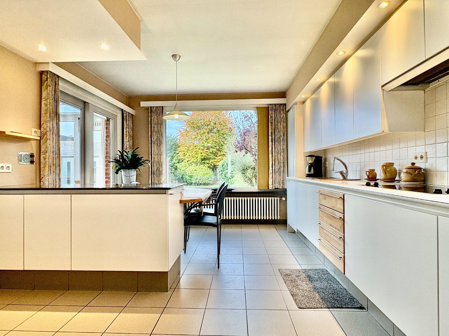 Ruime half openbebouwing met grote garage, 3 slks met mogelijkheid tot 5 slks. foto 3