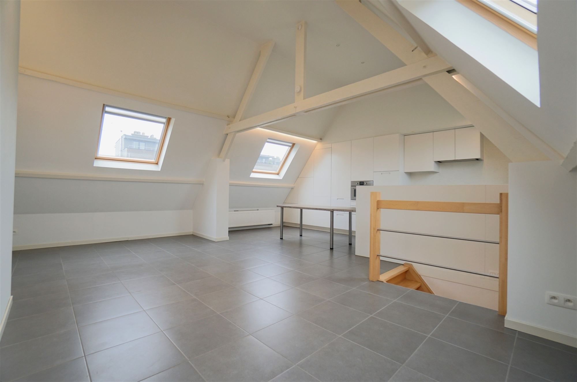 Duplex appartement met 2 slaapkamers en garage op uitstekende locatie foto 3