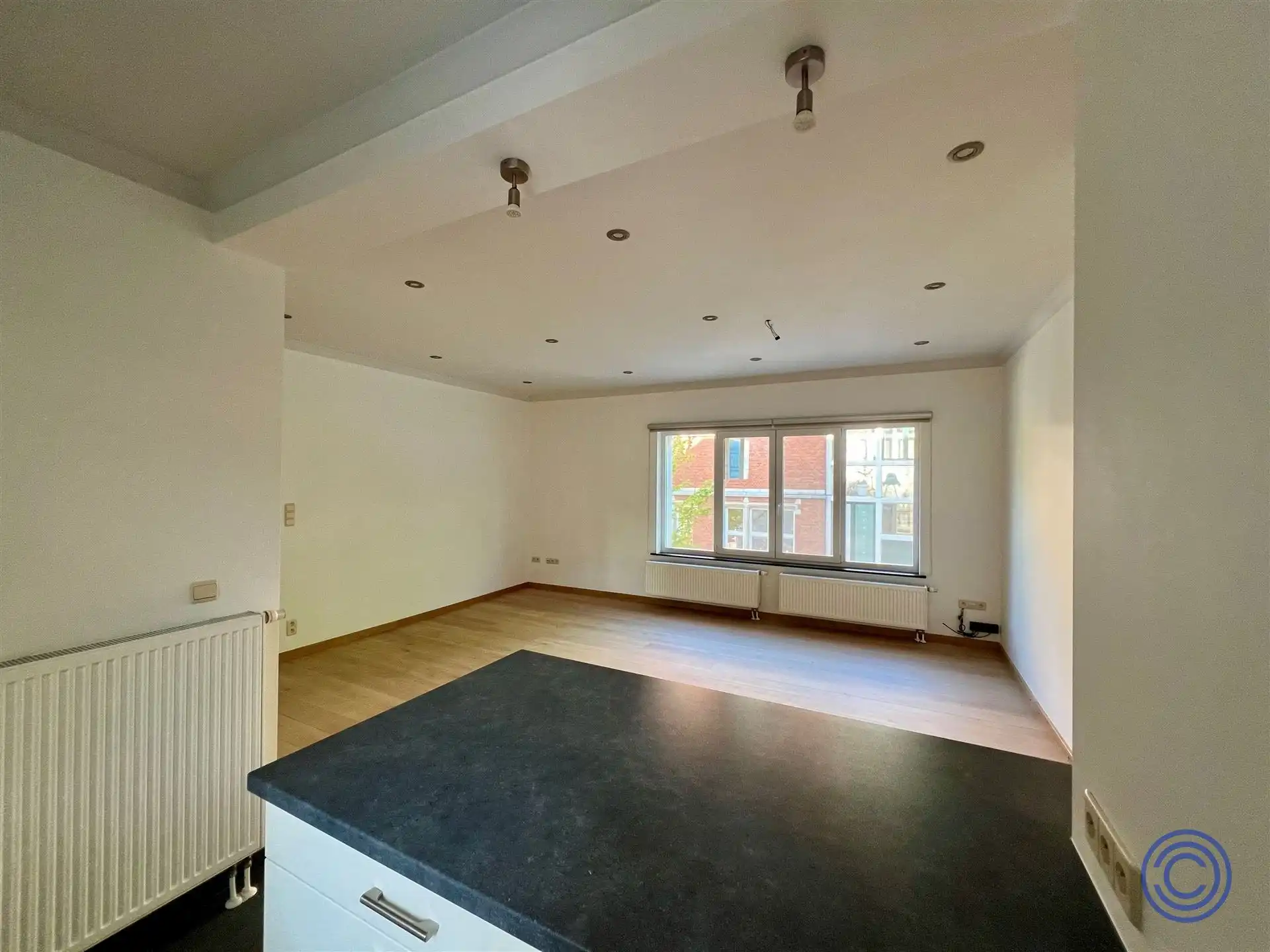 Ruim 2-slpk appartement op toplocatie + garage! foto 6