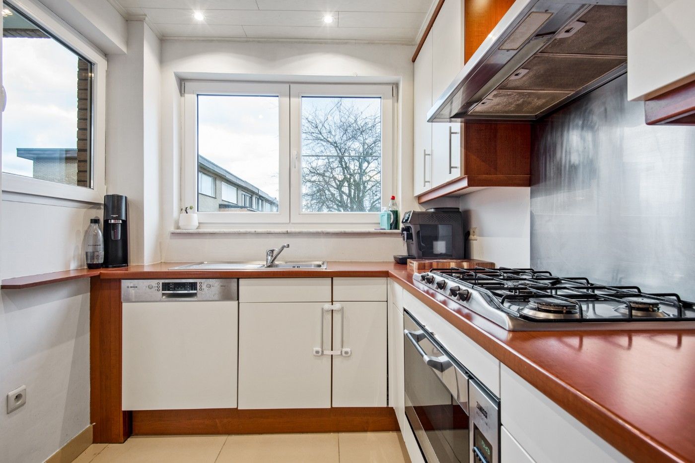 Ruime bel-etagewoning met 3 slpk, terras, tuin en inpandige garage foto 10