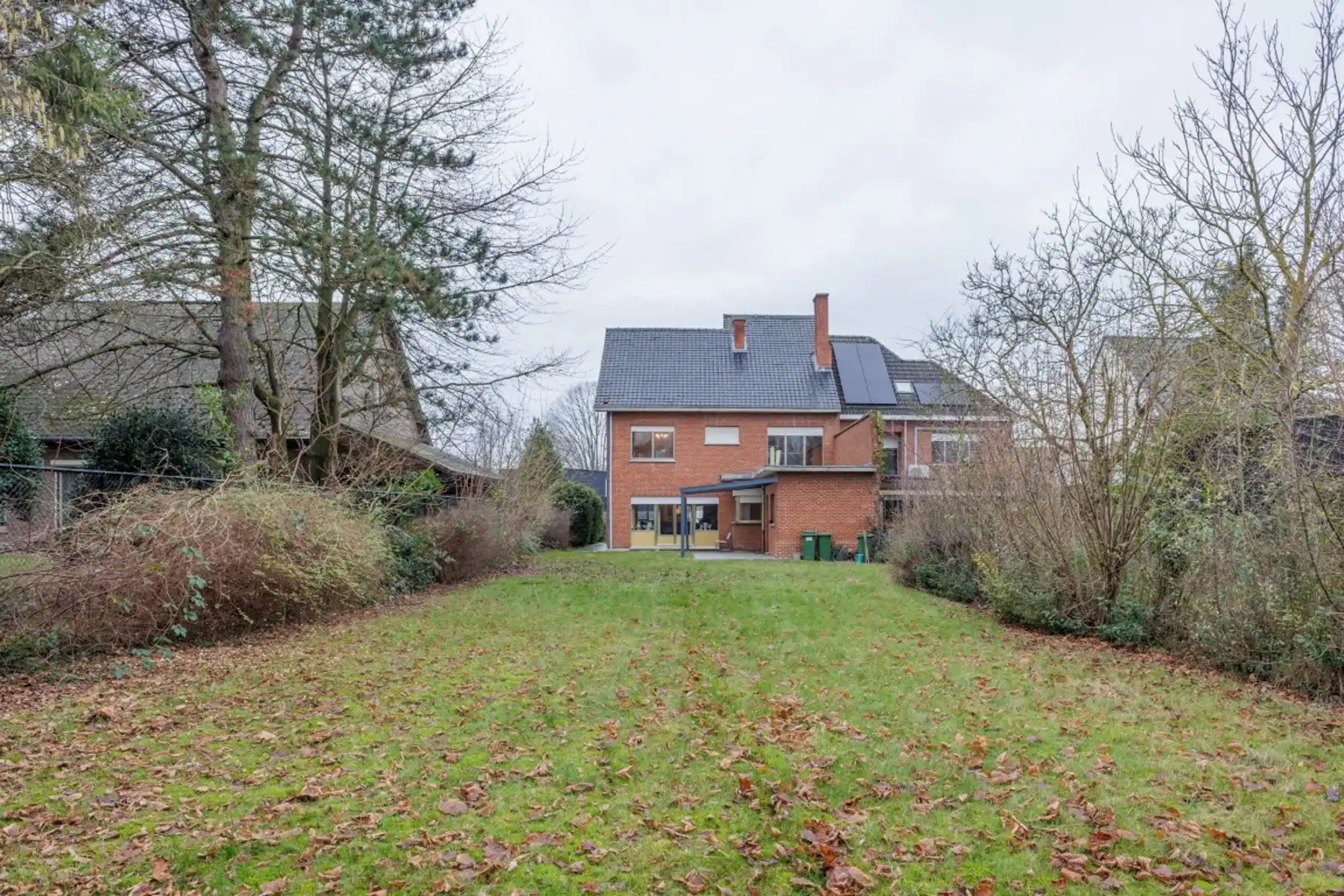 Ruime halfopen bebouwing met grote tuin foto 2